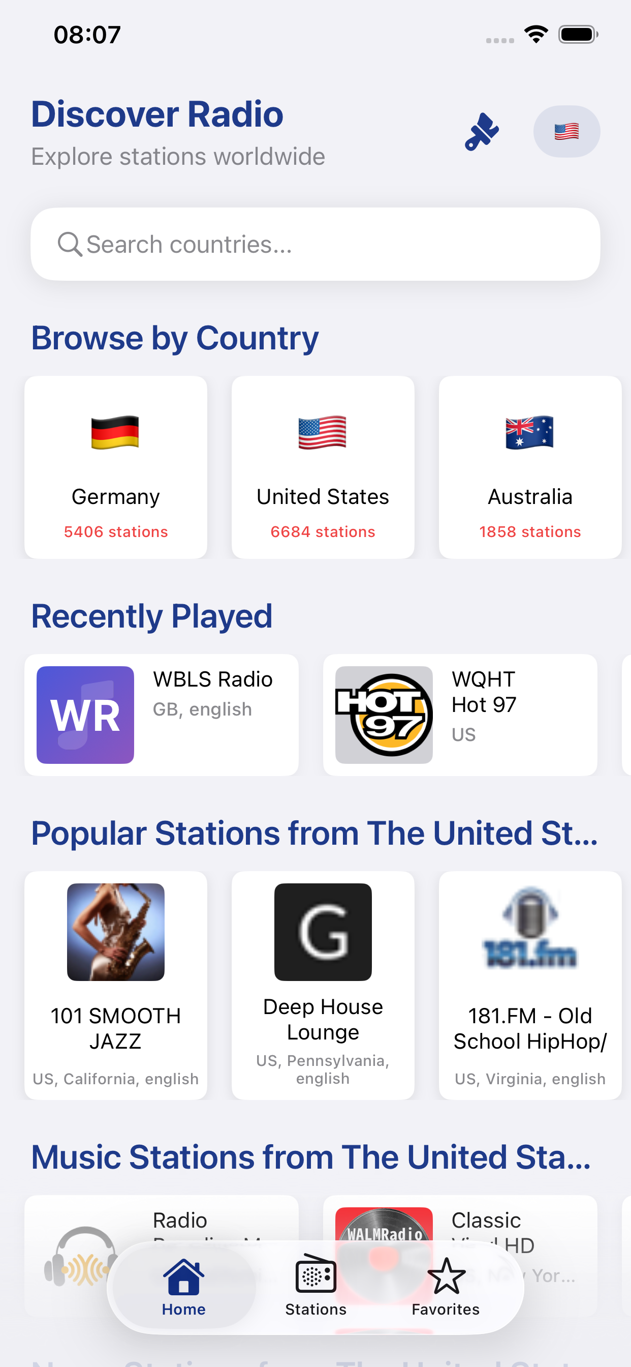 Tela inicial com estações de rádio favoritas e player de rádio.